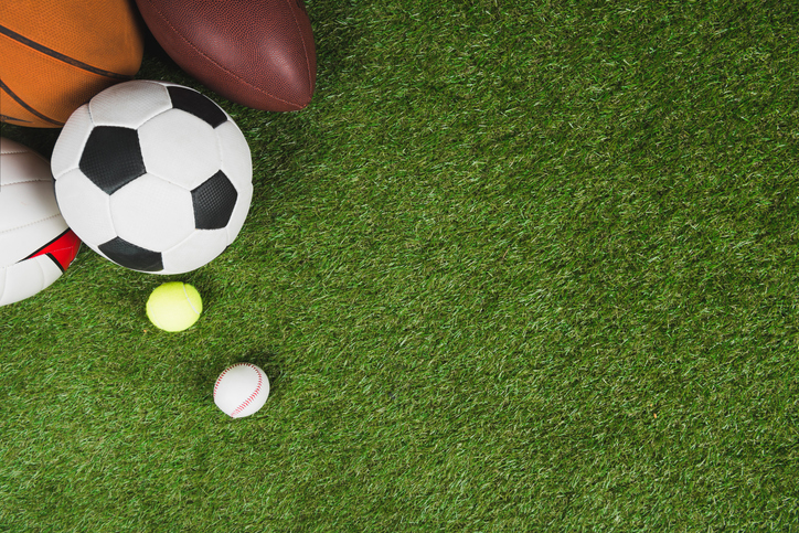 piłki na trawniku sportowym